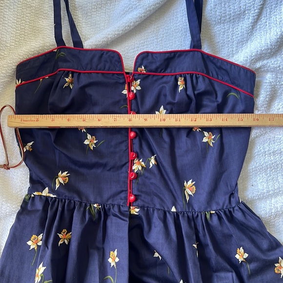 Vintage 1980s sun dress.  Dark blue with red flowers & red piping & buttons. - Picture 9 of 10